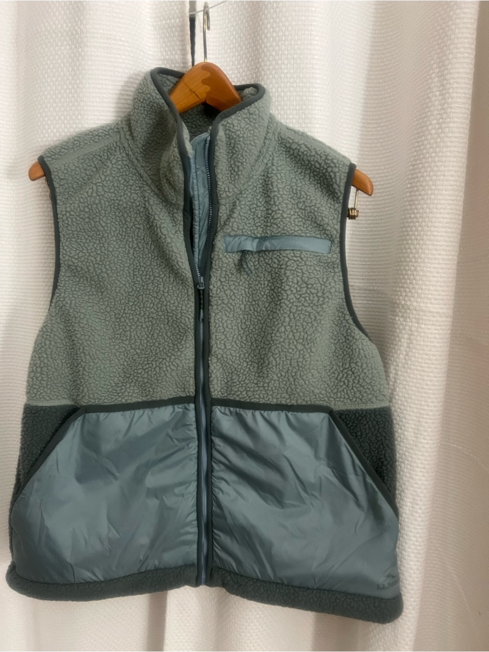 L.L. Bean women’s Medium, sage Green Sherpa Fleece Vest color block